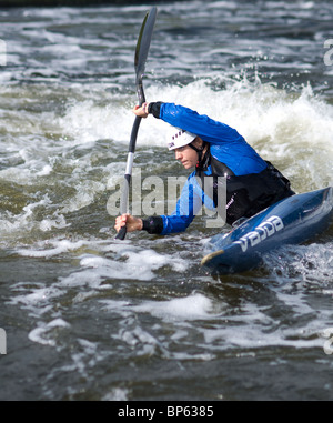 Canada Olimpiadi Whitewater Slalom atleta Sarah Boudens Formazione presso il Centro sportivo nazionale per l'acqua Nottingham Regno Unito Foto Stock