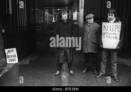 Inverno di scontento Londra. La linea di picchetto ufficiale NUPE impedisce al personale di lavorare in Westminster Hospital Londra 1970s gennaio 1979 UK HOMER SYKES Foto Stock