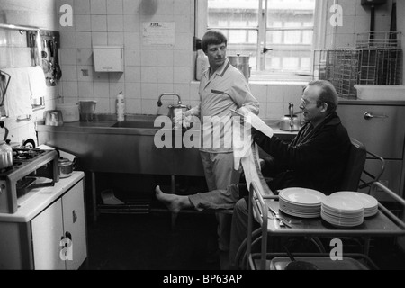 Inverno del malcontento Londra 1979. Pazienti dell'ospedale di Westminster che sono in grado di lavorare nelle loro cucine di reparto come sciopero del personale. 1970 UK HOMER SYKES Foto Stock