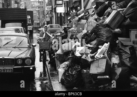 Inverno del malcontento Londra 1970s Regno Unito. La spazzatura si accumula nelle strade del centro di Londra. Dipendenti del settore pubblico Bin MEN Strike 1979 UK HOMER SYKES Foto Stock