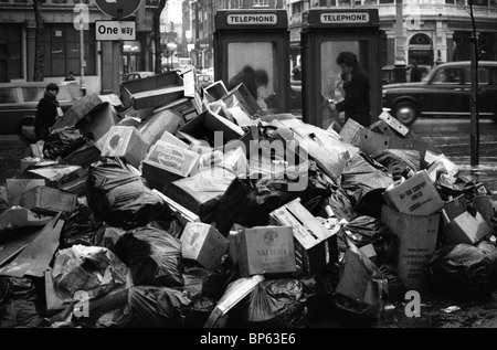 Inverno del malcontento Londra 1979. La spazzatura si accumula nelle strade del West End di Londra. La disputa industriale del XX secolo Bin Men che prende lo sciopero. 1970 UK HOMER SYKES Foto Stock