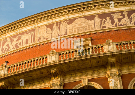 Particolare della facciata esterna della Royal Albert Hall in Kensington, Londra, Inghilterra, Regno Unito. Foto Stock