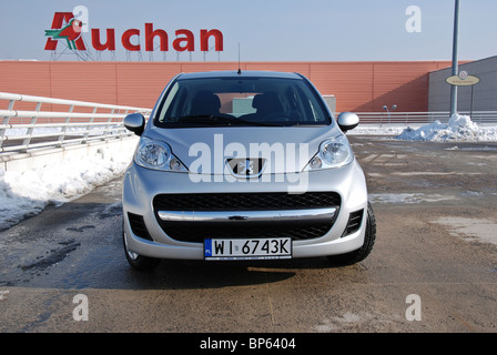 Peugeot 107 1.0 - 2008 (FL) - argento metallizzato - tre porte (3D) - Francese supermini city car, il segmento A - su uno spazio di parcheggio, inverno Foto Stock