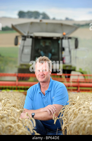 Un agricoltore di seminativi da Wiltshire in un campo di grano REGNO UNITO Foto Stock