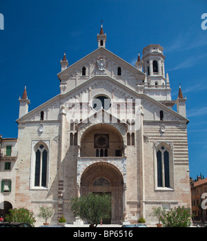 Vista in alzato frontale della Cattedrale di Santa Maria Assunta a Verona Italia Foto Stock