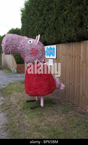 Peppa Pig al Bisterne Annual Scarecrow Festival, bisterne, New Forest National Park, Hampshire, Regno Unito nel mese di settembre Foto Stock