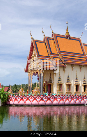 Thailandia, isola di Ko Samui (aka Koh Samui). Wat Plai Laem aka Plai Laem tempio, preghiera casa circondata dal lago. Foto Stock
