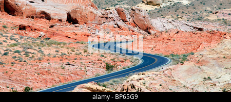 La strada attraverso la Valle del Fuoco del parco statale, Nevada Foto Stock