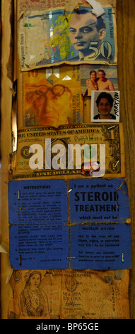 I vecchi elementi e cimeli appesi alle pareti del pub di Puhoi, Nuova Zelanda Foto Stock