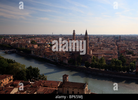 Vista sui tetti di Verona, Italia al tramonto Foto Stock