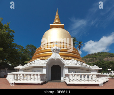 Dagoba buddista (stupa) nel Tempio d'oro, Dambulla, Sri Lanka Foto Stock