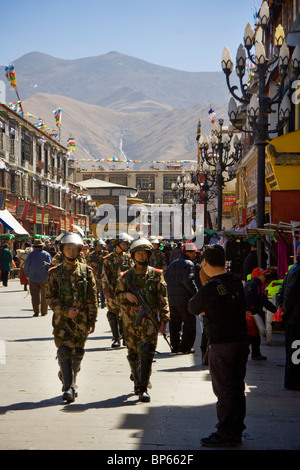 L'esercito cinese pattuglia il Barkhor Square nel centro di Lhasa, in Tibet. Foto Stock