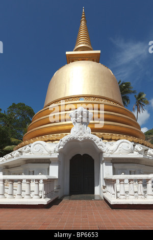 Dagoba buddista (stupa) nel Tempio d'oro, Dambulla, Sri Lanka Foto Stock