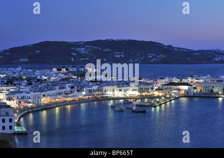 Dal Porto di Mykonos di notte Foto Stock