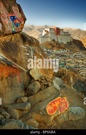 Una vista dal monastero Tashilhunpo kora del Samdrubtse Dzong a Shigatse, nel Tibet. Foto Stock