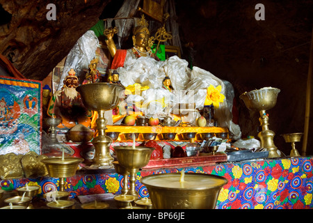 Interno della grotta dei pastori nomadi vicino al lago Namsto o Nam, Tibet Foto Stock