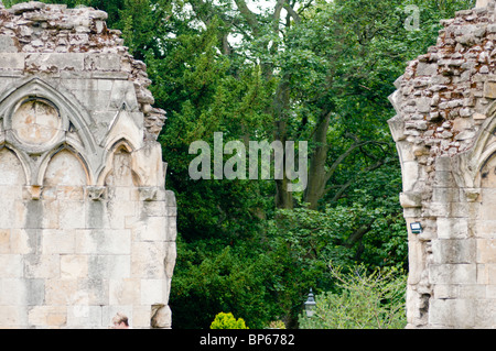 St Mary le rovine dell'abbazia, una abbazia benedettina risalente 1294, primi in stile inglese, York. Foto Stock