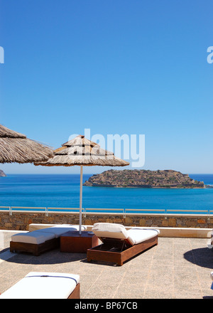 I lettini in hotel di lusso con vista sull'isola di Spinalonga, Creta, Grecia Foto Stock