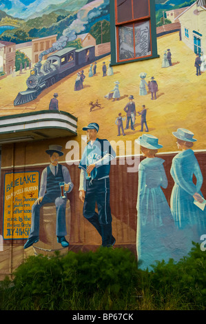 Dipinto murale a parete che mostra era vittoriana la vita nei primi anni del novecento, lago blu, Humboldt County, California Foto Stock