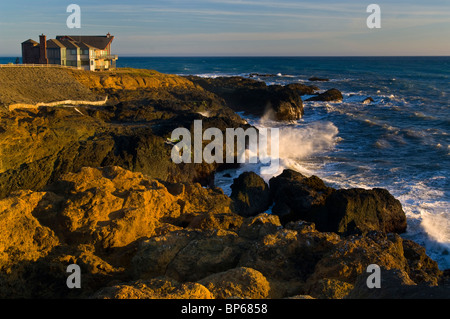 Case sulle scogliere a picco accanto all oceano al Rifugio Cove, sulla costa perso, Humboldt County, California Foto Stock