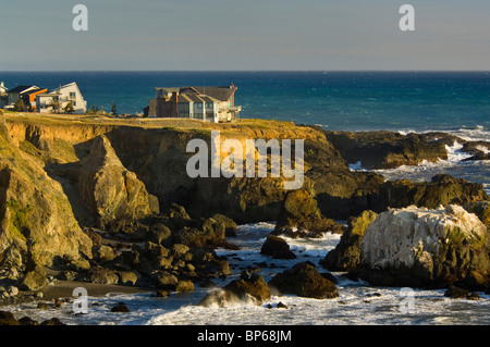 Case sulle scogliere a picco accanto all oceano al Rifugio Cove, sulla costa perso, Humboldt County, California Foto Stock