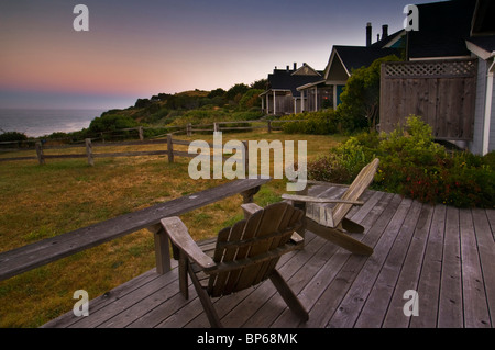 Ponte di Legno sedie con vista dell'oceano dal cottage guest al tramonto, Albion fiume Inn, Albion, Mendocino County, California Foto Stock