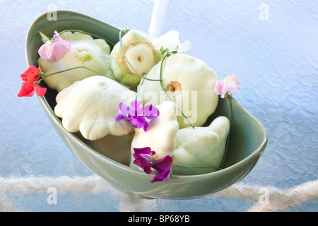 Patty Pan Squash con piselli dolci in una ciotola verde Foto Stock