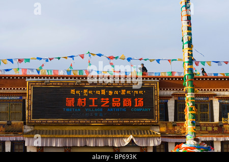 La polizia cinese/pattuglia armata dei tetti dei negozi nei dintorni Barkhor Square nel centro di Lhasa, in Tibet, Cina, 2010 Foto Stock