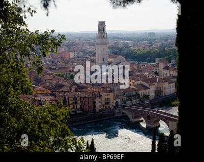 Vista sui tetti di Verona, Italia con il Duomo e il Ponte Pietra Foto Stock