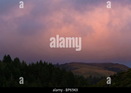 Ultima luce al tramonto sulle nuvole, vicino a Capo Mendocino, sulla costa perso, California Foto Stock