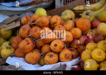 Granadilla frutto per la vendita nel mercato in Arequipa, Perù. Foto Stock