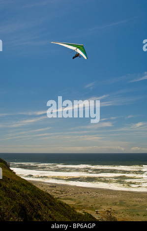 Deltaplano sopra l'Oceano Pacifico a tavola Bluff, Humboldt County, California Foto Stock