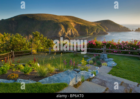 Prato e giardino che affacciano sull'oceano al tramonto, Albion fiume Inn, Albion, Mendocino County, California Foto Stock