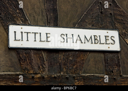 Primo piano di strada segno per Little Shambles York North Yorkshire Inghilterra Regno Unito GB Gran Bretagna Foto Stock