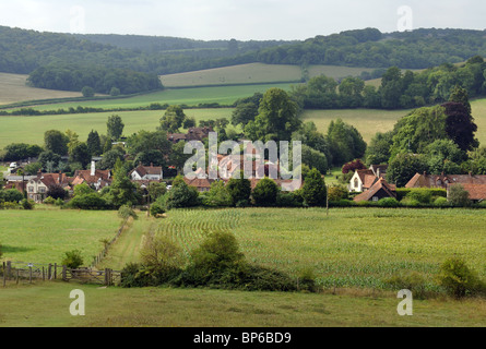 Turville village e Chiltern paesaggio in estate, Buckinghamshire, Inghilterra, Regno Unito Foto Stock