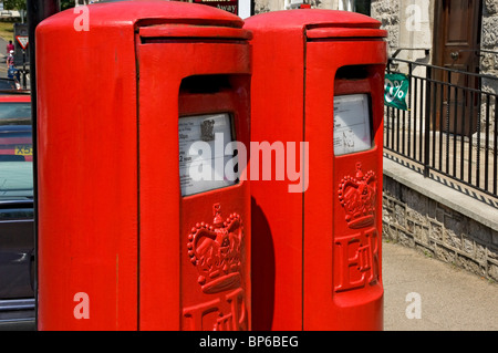 Primo piano di 2 caselle postali posta posta fuori da Grange-over-Sands Ufficio postale Cumbria Inghilterra Regno Unito GB Gran Bretagna Foto Stock