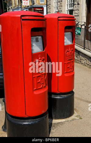 Primo piano di 2 cassette postali rosse casella postale all'esterno dell'ufficio postale del villaggio di Grange-over-Sands Cumbria Inghilterra Regno Unito Regno Unito Gran Bretagna Foto Stock