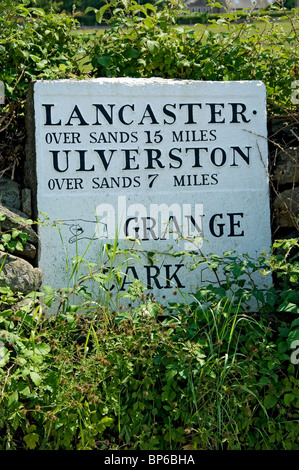 Primo piano del tradizionale cartello stradale dipinto in bianco e nero Segna una pietra miliare in estate Cartmel Cumbria Inghilterra UK Regno Unito GB Gran Bretagna Foto Stock