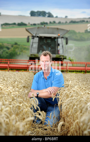 Un agricoltore di seminativi da Wiltshire in un campo di grano REGNO UNITO Foto Stock