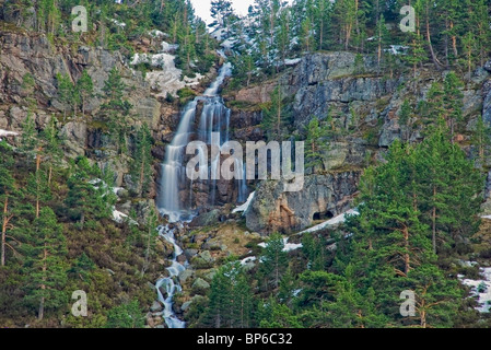 Cascata. Glaciares Lagunas de Neila parco naturale. Provincia di Burgos. Castilla y Leon. Spagna. Foto Stock