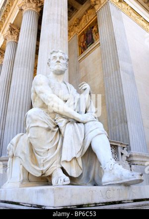 Vienna, Austria. Parlamento. Statua di Tacito (56 d.C. – 117 d.C.) Senatore romano e storico Foto Stock