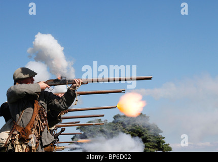 Una squadra del Covenanters fucilieri scaricando i fucili, una raffica di sparare moschetti del Covenanter Dragoni del XVIII secolo la fortezza di Fort George, Regno Unito Foto Stock