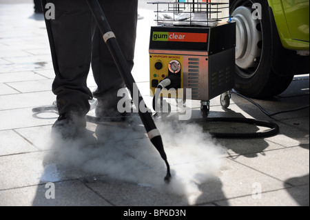 Consiglio di Brighton lavoratori pulire la gomma da masticare con un nuovo rispettosi dell'ambiente equipaggiamento chiamato Gum chiaro Foto Stock