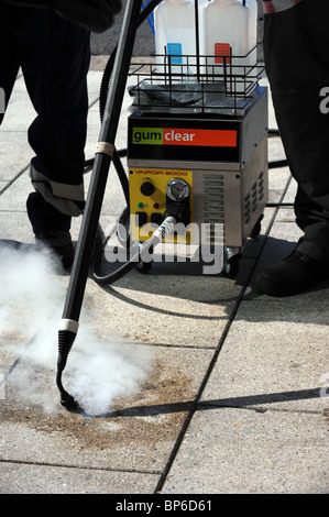 Consiglio di Brighton lavoratori pulire la gomma da masticare con un nuovo rispettosi dell'ambiente equipaggiamento chiamato Gum chiaro Foto Stock