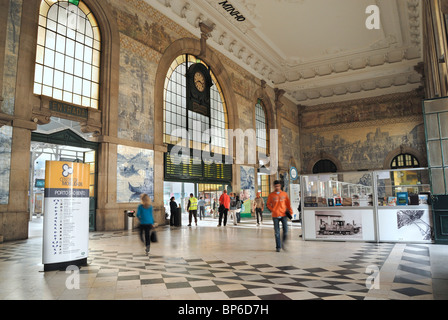 Pendolari rushing circa il São Bento stazione ferroviaria, Oporto, Portogallo. Decorate con piastrelle azulejo da Jorge Colaco. Foto Stock