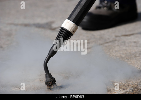 Consiglio di Brighton lavoratori pulire la gomma da masticare con un nuovo rispettosi dell'ambiente equipaggiamento chiamato Gum chiaro Foto Stock