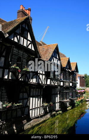 Case medievali dal fiume Stour in Canterbury Kent Foto Stock