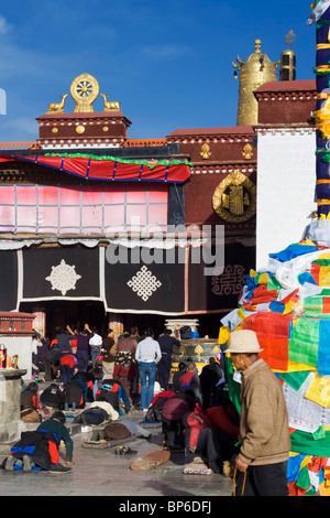 Pellegrini buddista prostrati e pregare per il tempio del Jokhang in piazza Barkhor, Lhasa,il Tibet. Foto Stock