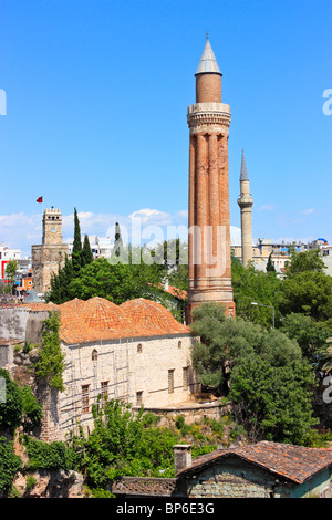 Minareto Yivli nella città vecchia di Antalya, Turchia Foto Stock