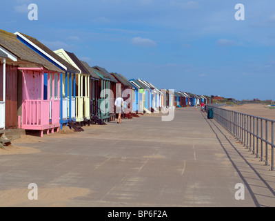 File di cabine sulla spiaggia, sul lungomare a Sandilands,Sutton-su-Mare,Lincolnshire, Regno Unito. Foto Stock